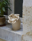 Modèle Cyclades, céramique décorative en grès chamotté, couleur crème. Forme amphore et chaîne maillons. Style contemporain intemporel minimaliste