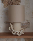 Lampe Andros, monochrome, grès chamotté crème et abat-jour coton crème. Pied de lampe céramique artisanale façonnée à la main à Bordeaux