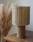 IOS | Lampe sable brun & raphia panaché