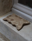 Plateau décoratif Ibiza en terres mêlées, nériage, grès chamottés crème et sable brun. Céramique artisanale façonnée à la main à Bordeaux.