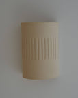 Applique céramique artisanale sur fond mur blanc 