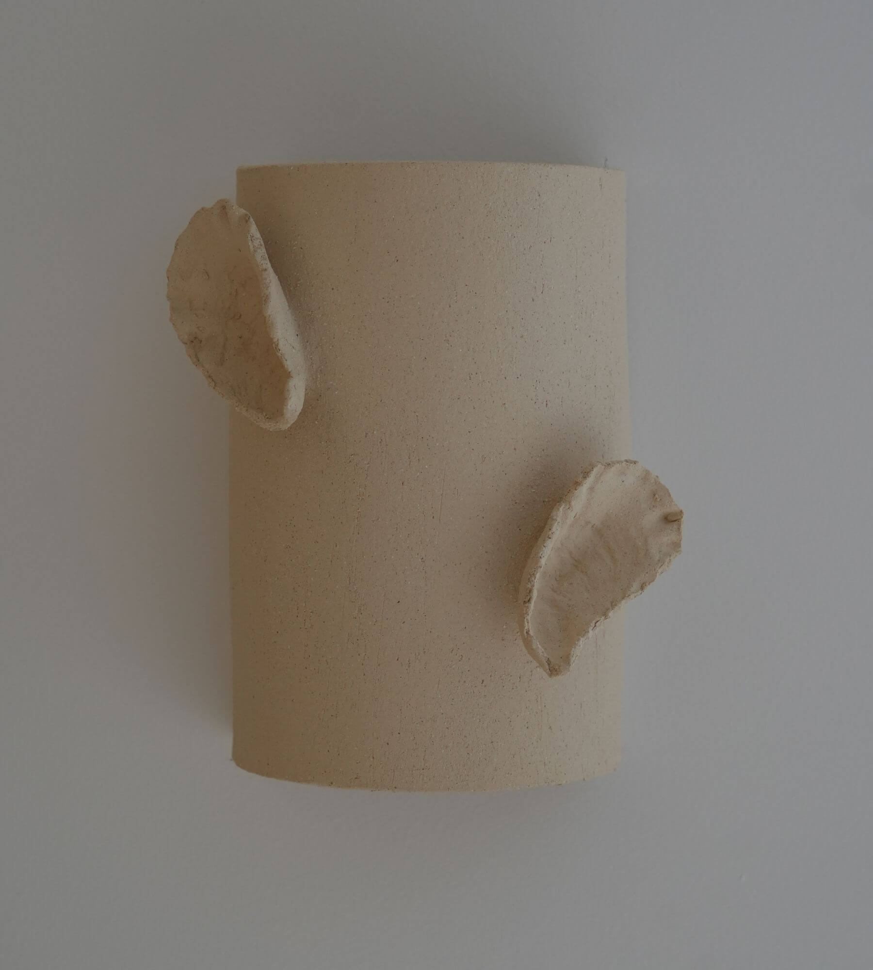Applique murale MIMBEAU, fond mur blanc, céramique artisanale, fabriquée à Bordeaux 
