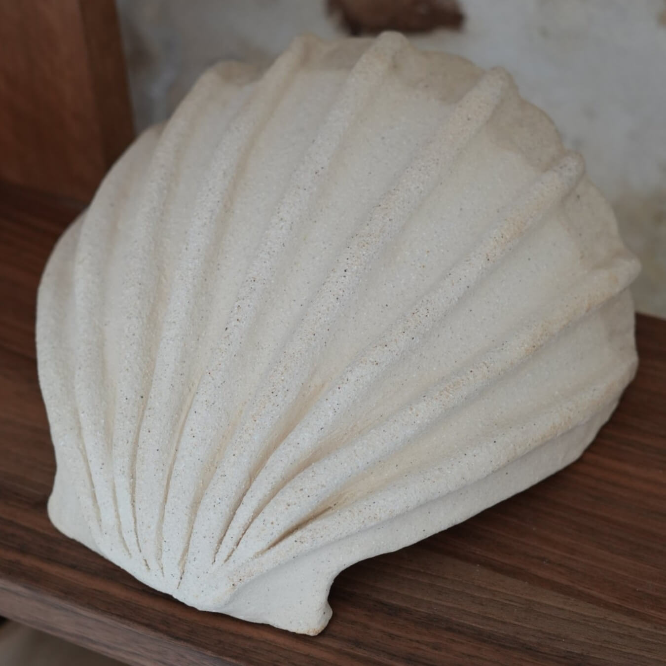 Applique coquillage en grès, céramique artisanale sur mesure décoratrice intérieur 