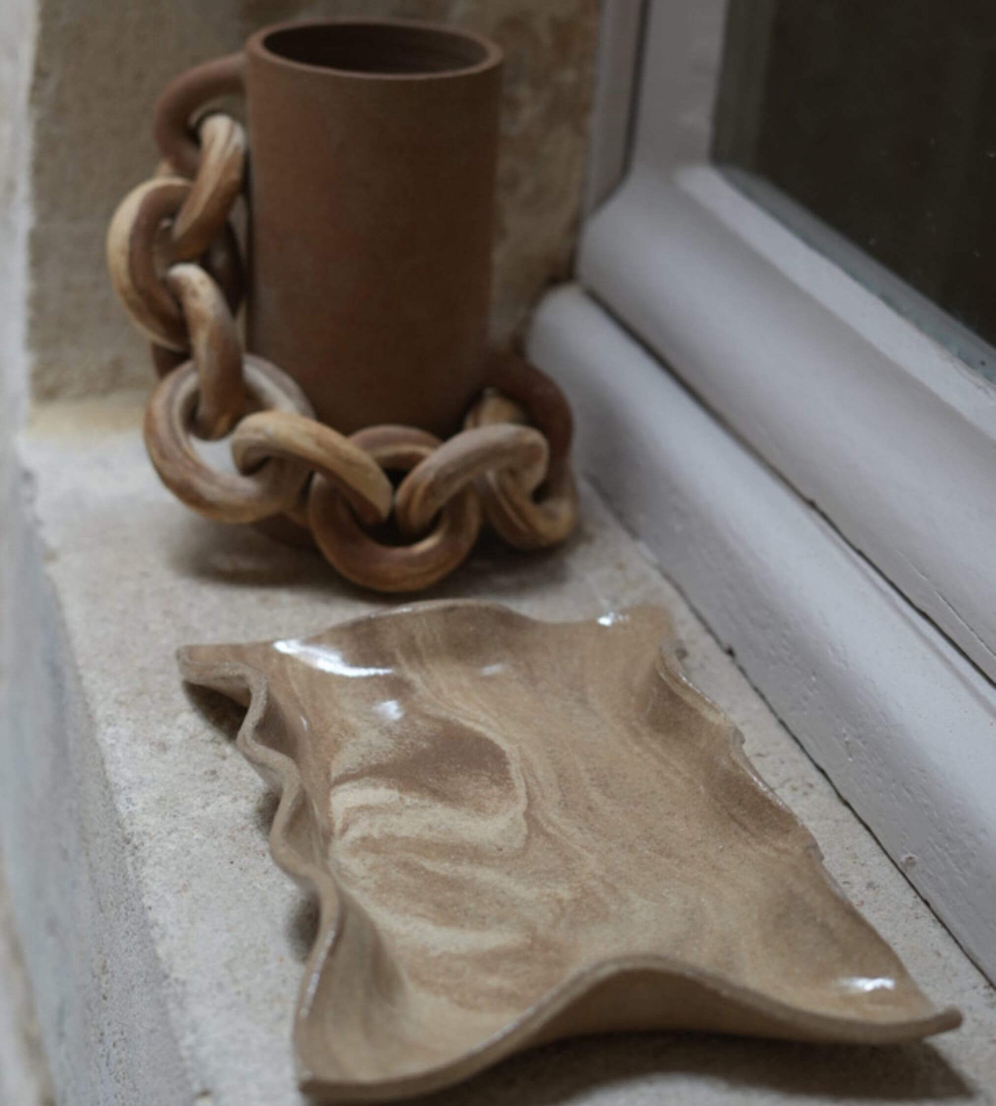 Plateau décoratif Ibiza en terres mêlées, nériage, grès chamottés crème et sable brun. Céramique artisanale façonnée à la main à Bordeaux. Vase décoratif Milos terres mêlées