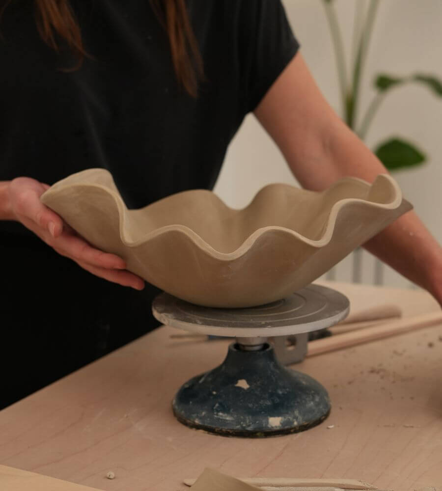 Coulisses de la production, avant cuisson. Coupe décorative grès lisse 