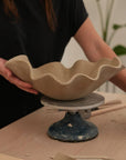 Coulisses de la production, avant cuisson. Coupe décorative grès lisse 