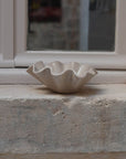 Coupe à fruits ou coupe décorative moyen modèle. Collection Ibiza. Céramique artisanale façonnée à la main. Grès lisse émail transparent, beige satiné.