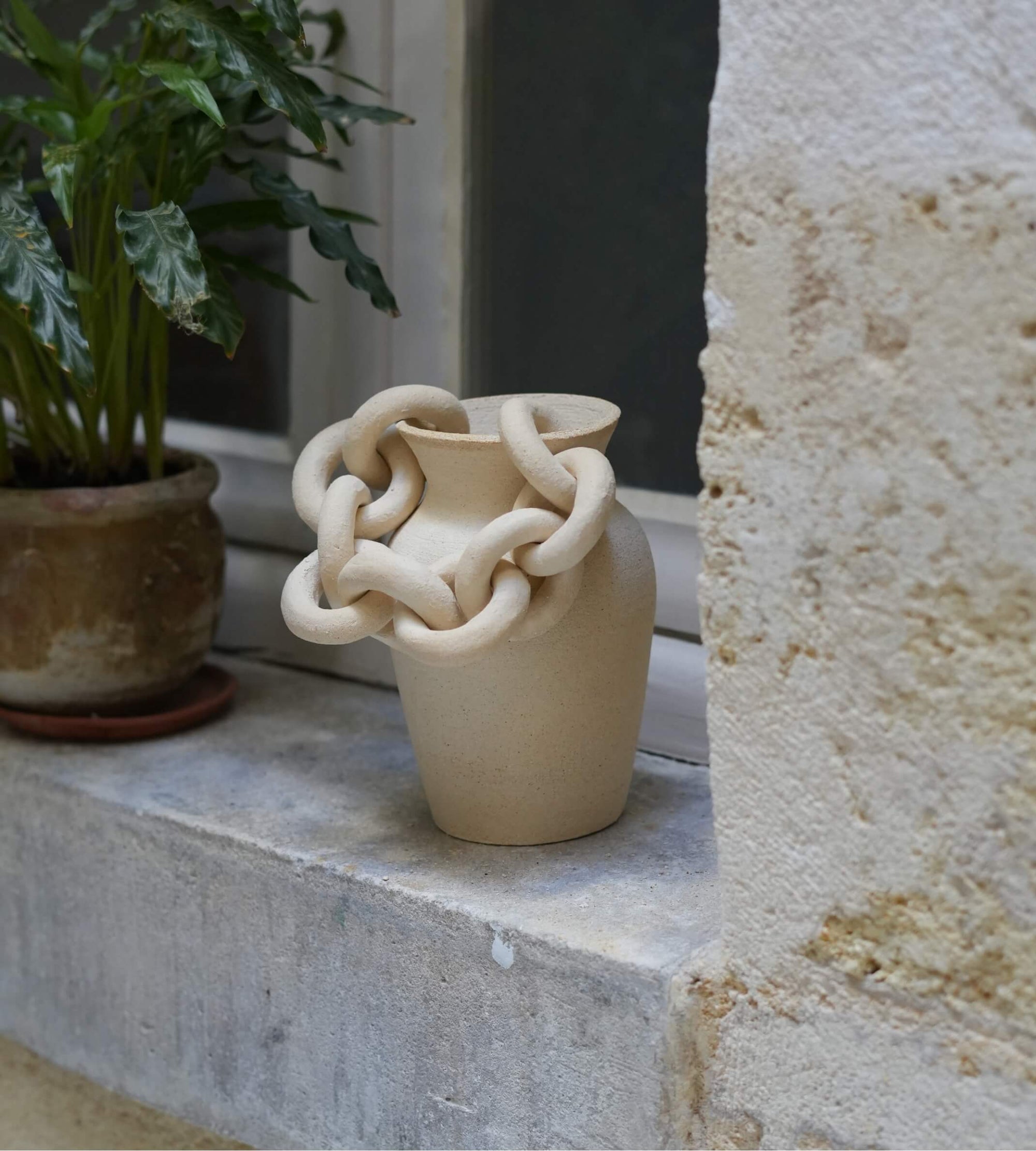 Modèle Cyclades, céramique décorative en grès chamotté, couleur crème. Forme amphore et chaîne maillons. Style contemporain intemporel minimaliste