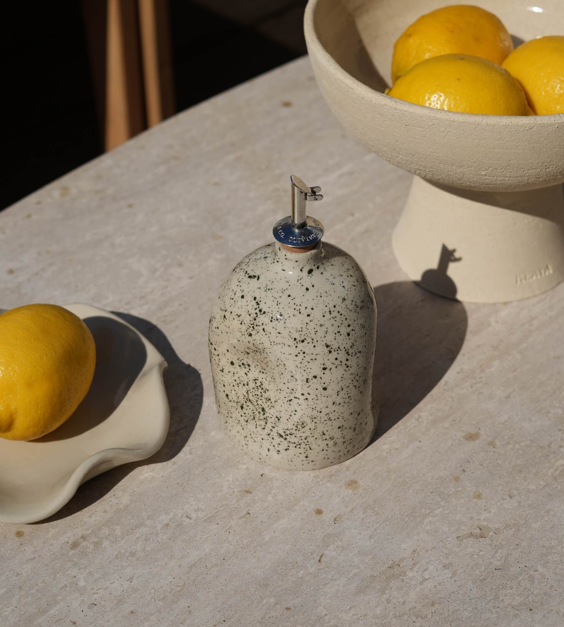 Huilier Milan Splash Vert table lifestyle