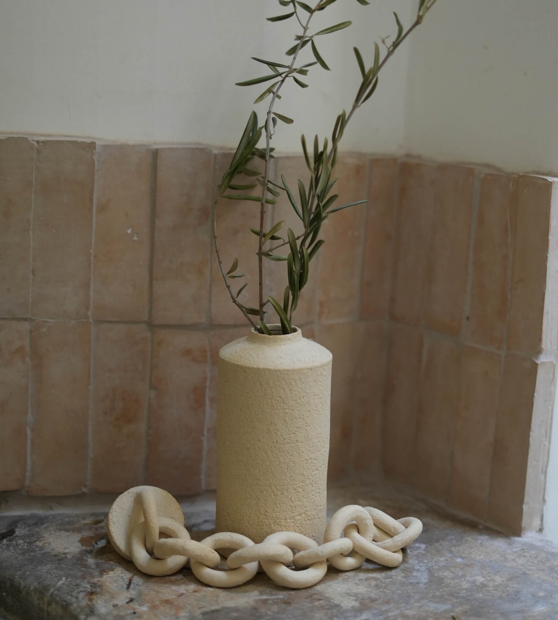 Vase décoratif IKARAI en grès chamotté crème, tiges olivier