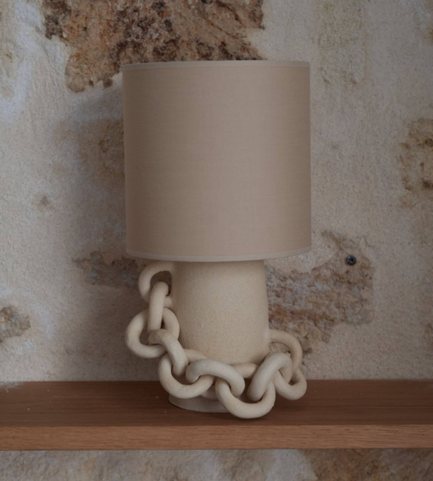 Lampe Andros, monochrome, grès chamotté crème et abat-jour coton crème. Pied de lampe céramique artisanale façonnée à la main à Bordeaux 