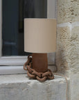 Lampe Andros marron crème de face, pied de lampe grès chamotté, céramique artisanale façonnée à la main à Bordeaux 