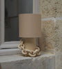 Lampe Andros, monochrome, grès chamotté crème et abat-jour coton crème