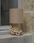 Lampe Andros, monochrome, grès chamotté crème et abat-jour coton crème