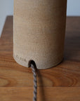 IOS | Lampe sable brun & raphia panaché
