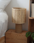 IOS | Lampe sable brun & raphia panaché