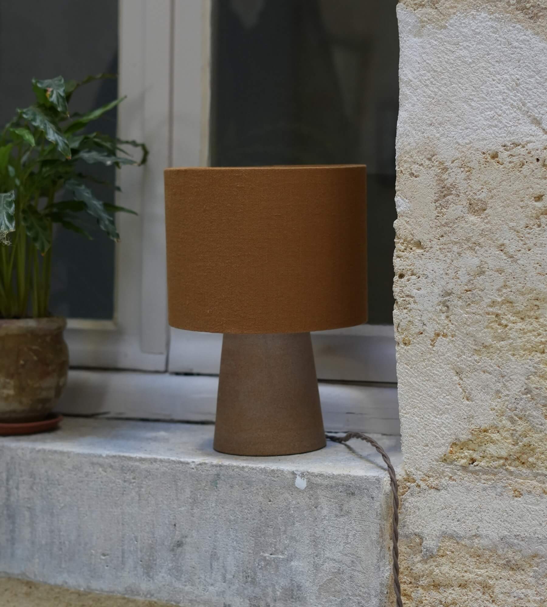 Lampe MINORQUE grès sable brun abat-jour lin camel