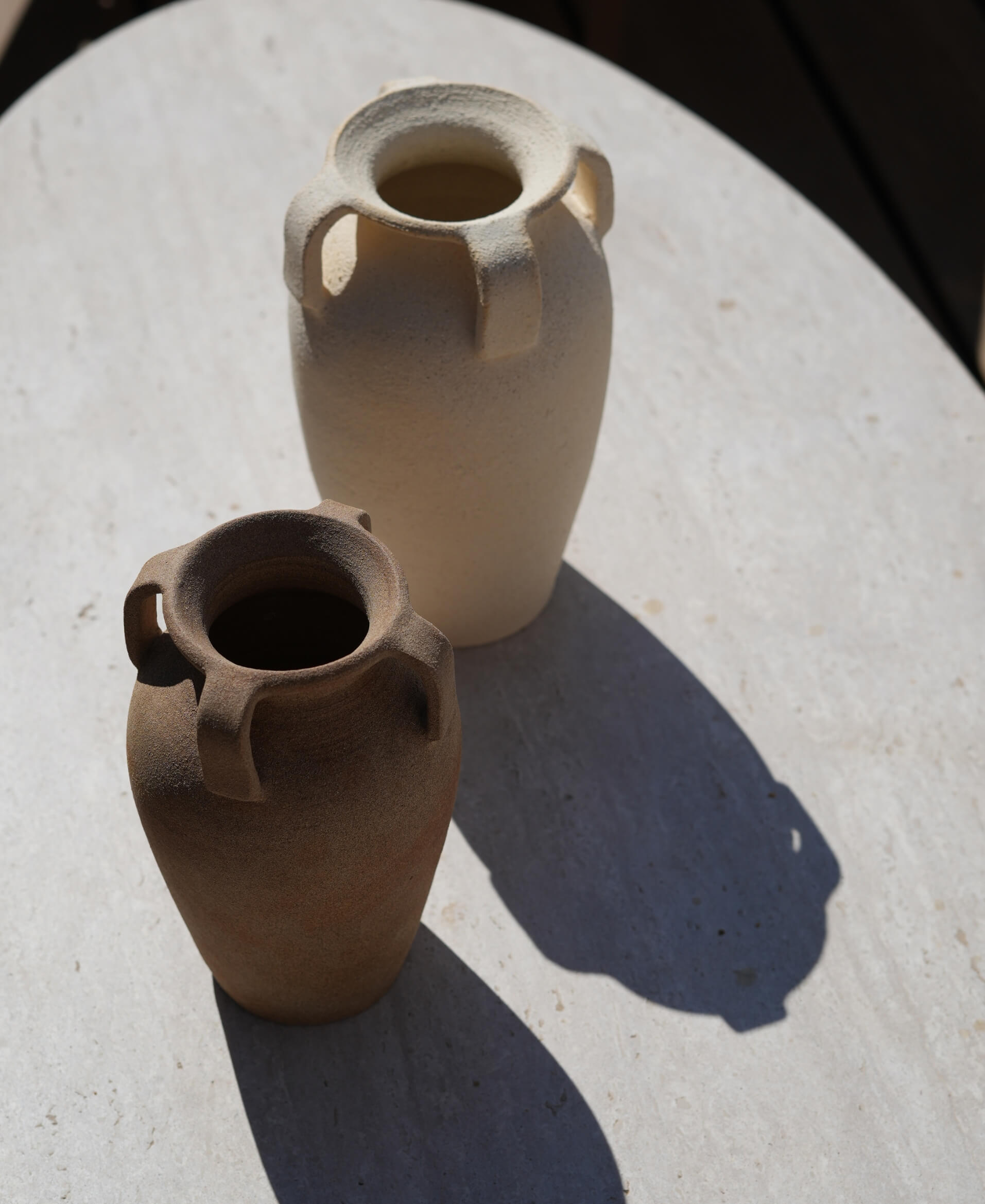 Vases en grès chamotté crème et marron. Céramiques artisanales façonnées à la main à Bordeaux 