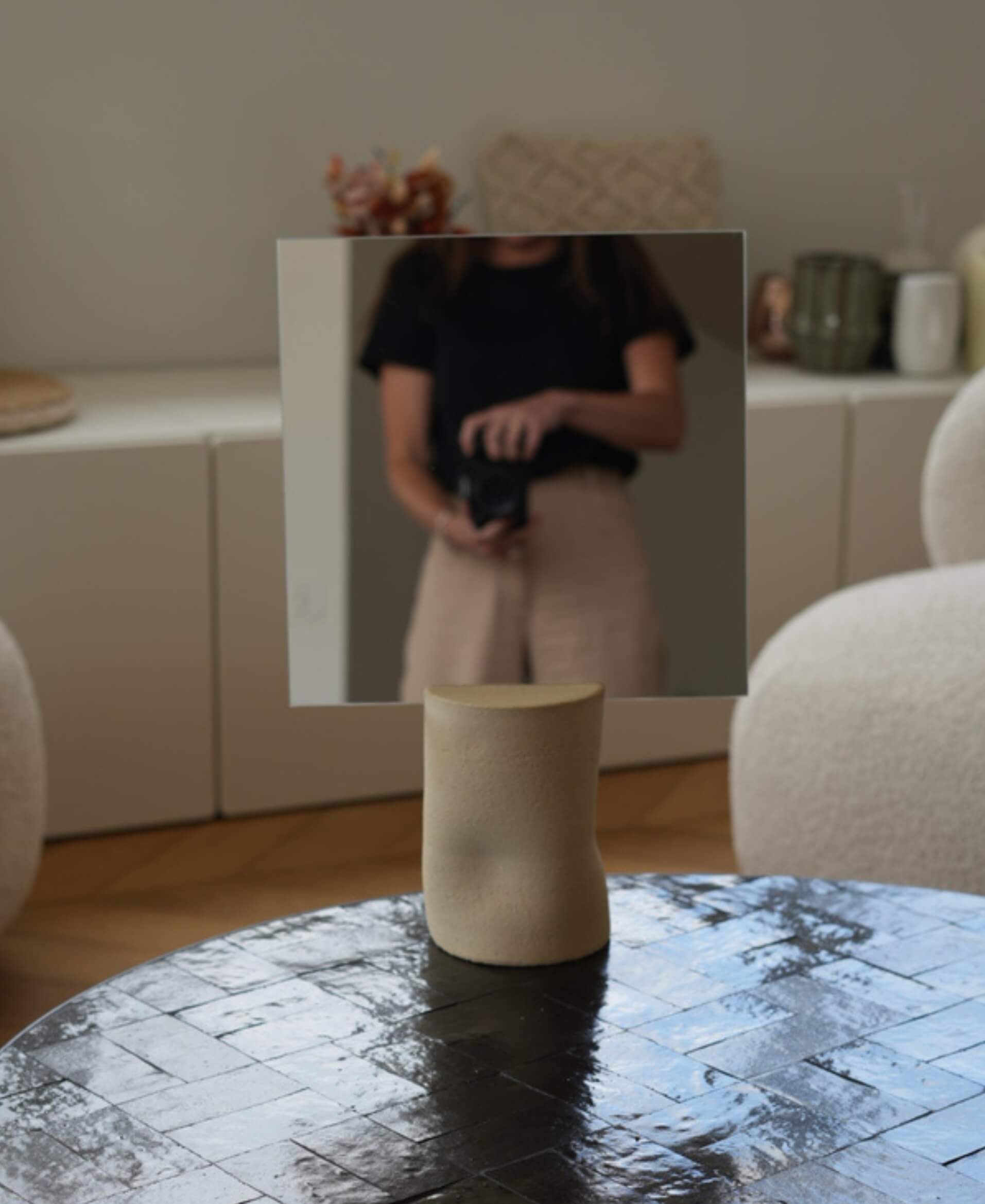 Miroir à poser, pied en grès chamotté crème. Céramique artisanale Klaya