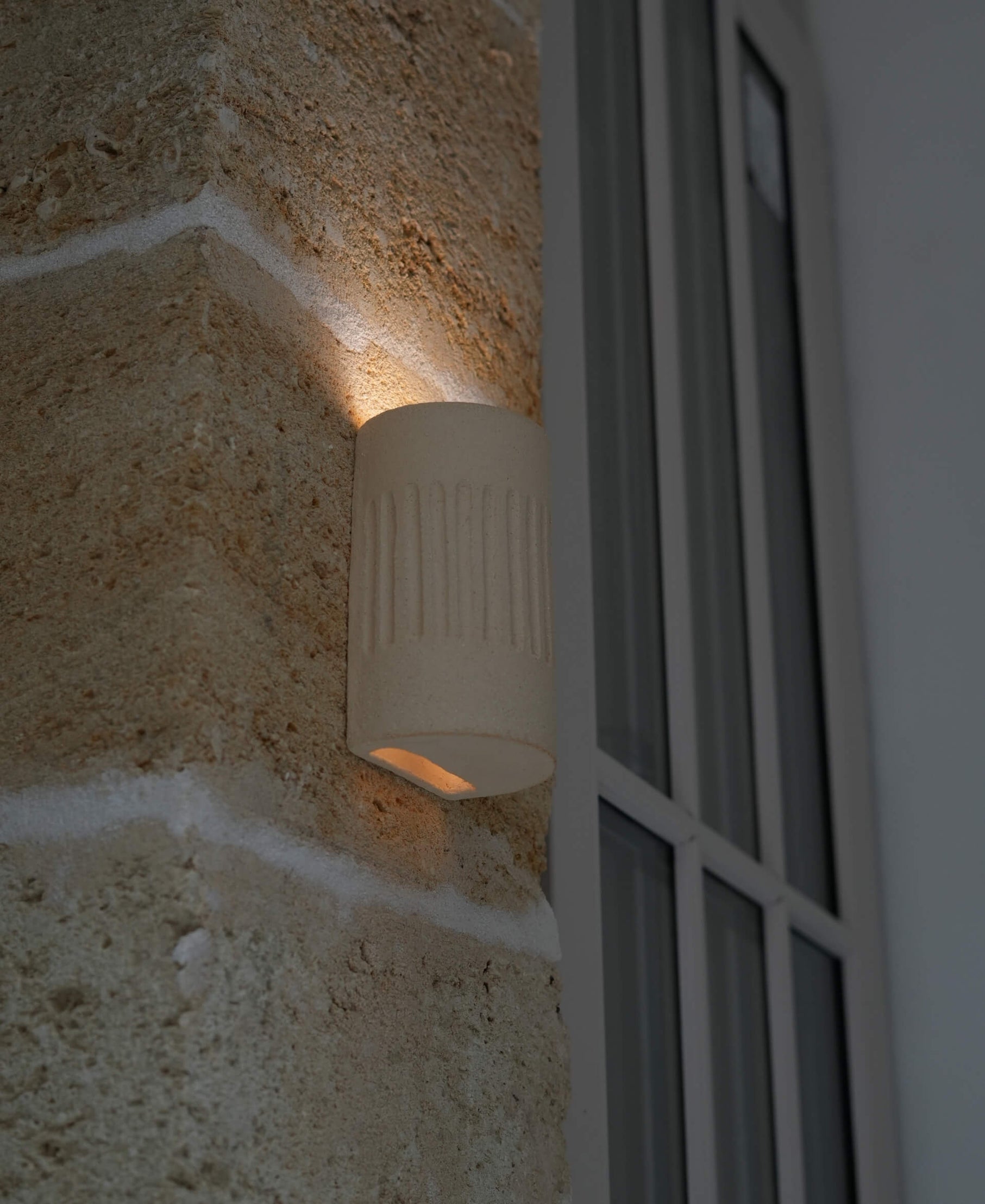 Applique luminaire, céramique artisanales Klaya, en grès chamotté crème, façonnée à la main à Bordeaux