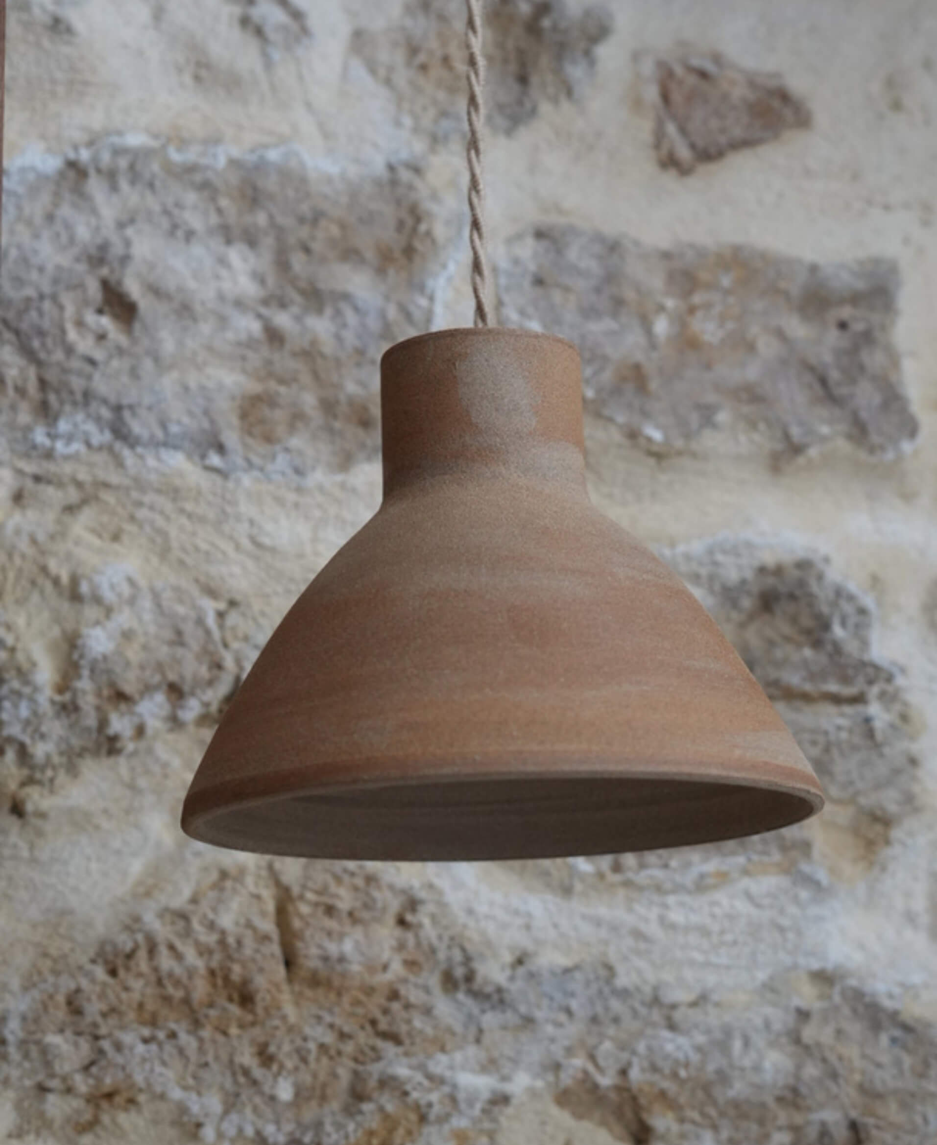 Suspension Klaya en grès sable brun, façonné à la main à Bordeaux. Céramique artisanale. Câble jute tressée CE, douille E27