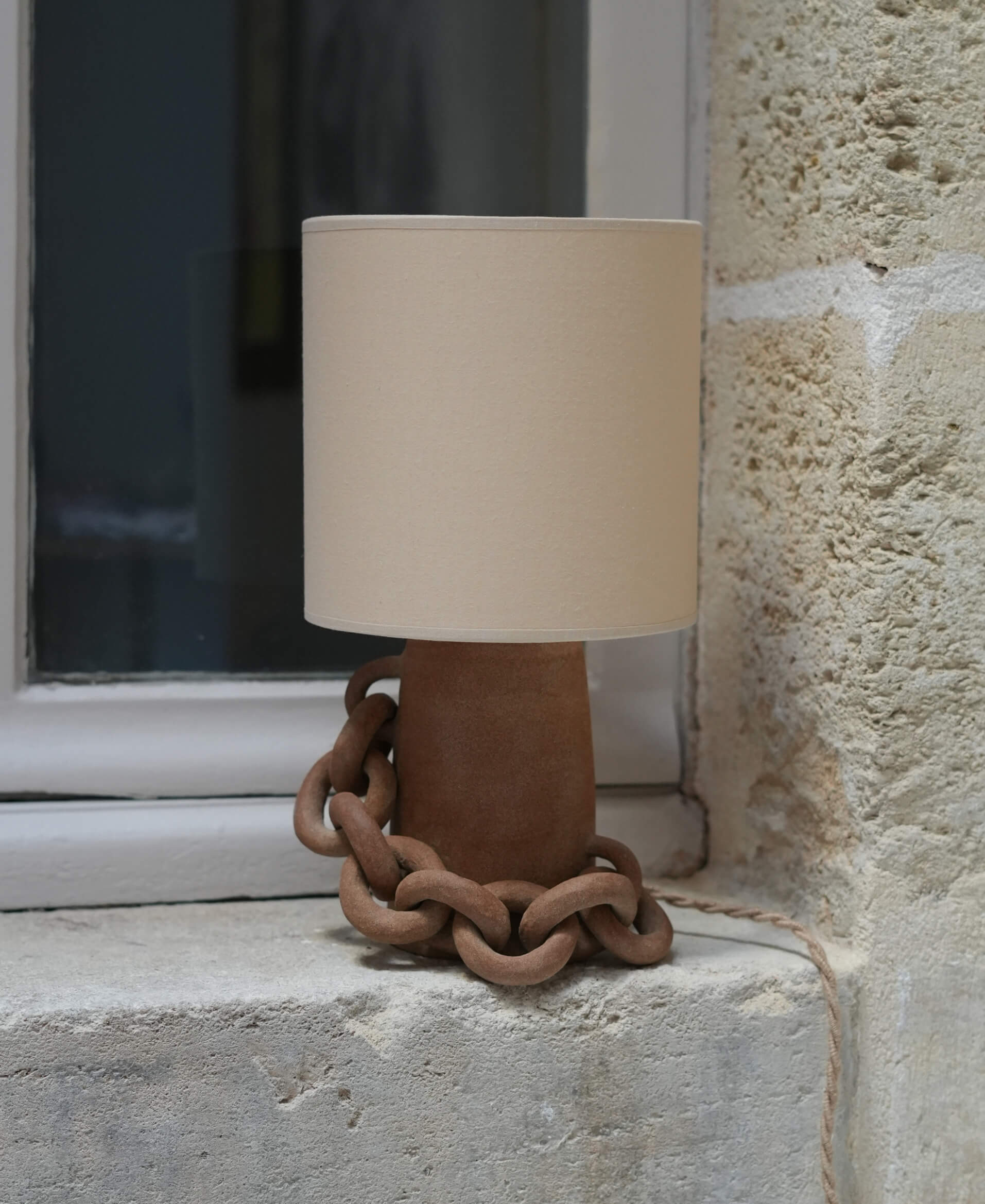 Lampe à poser KLAYA, pied de lampe céramique en grès texturé marron. Abat-jour coton couleur ivoire, made in France. Câble E27 CE en jute tressée