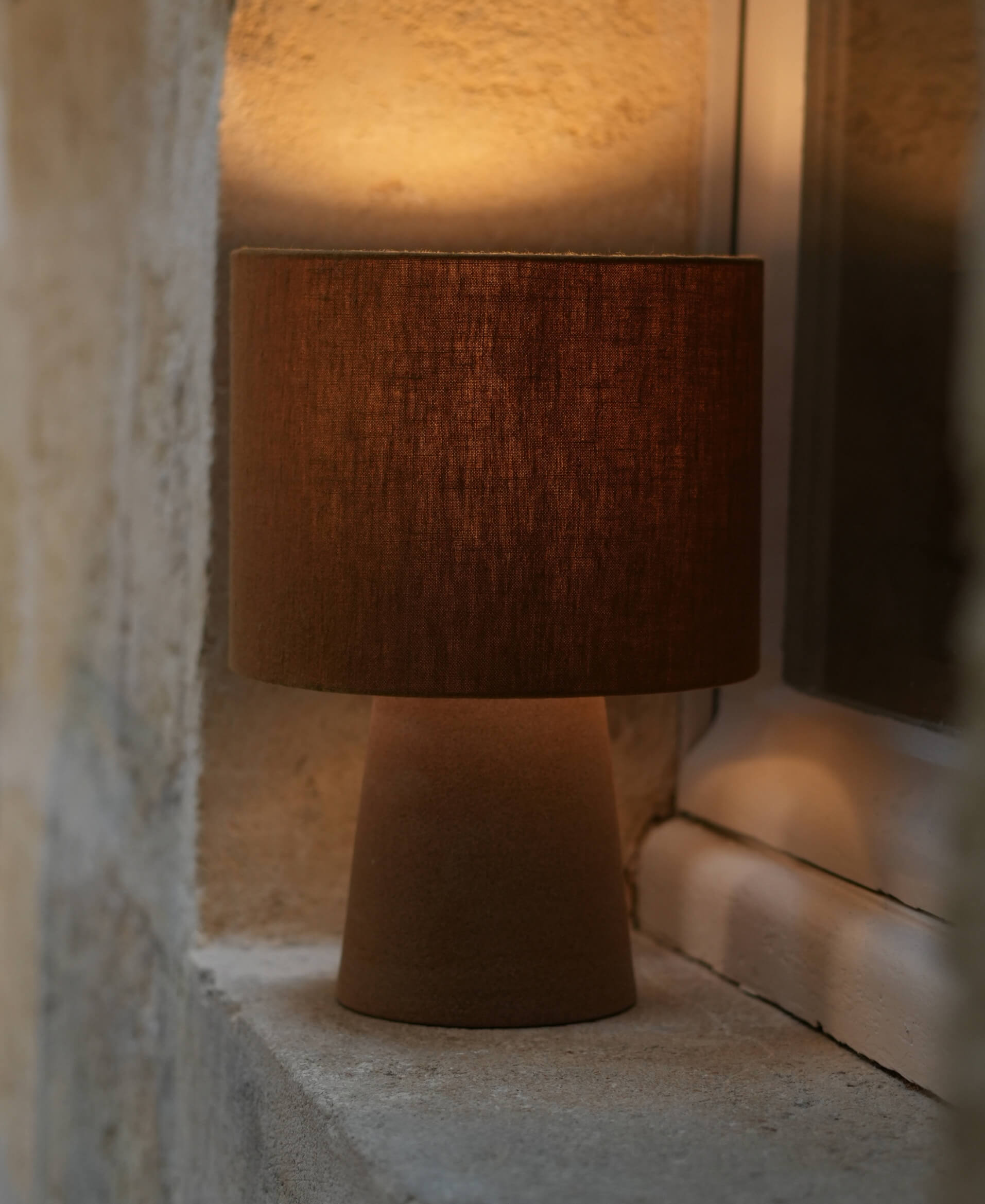Lampe à poser, pied en céramique en grès chamotté sable brun, façonné à la main à Bordeaux. Abat-jour unique en lin.