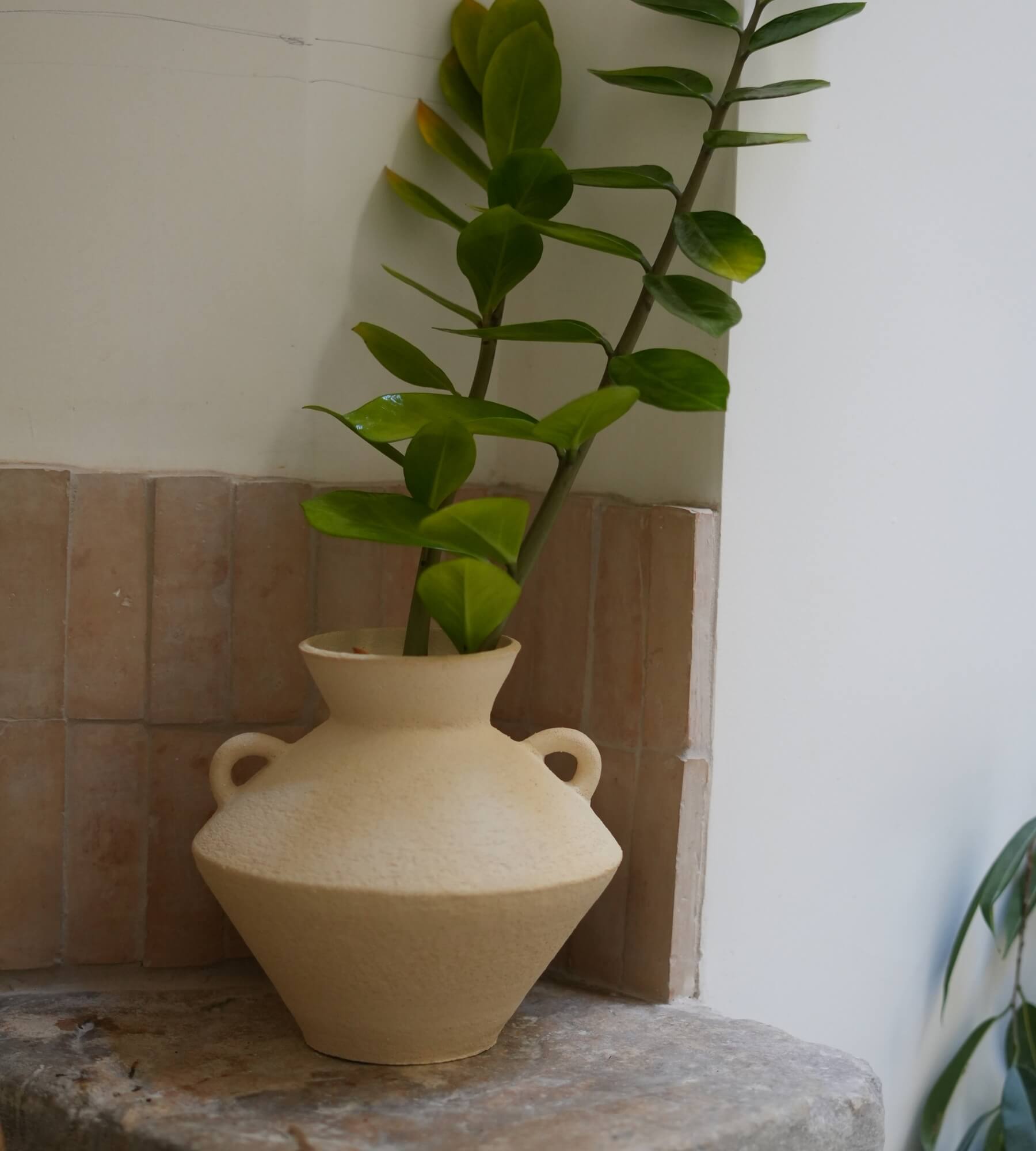 Vase décoratif MATERA avec branchages, grès chamotté crème, fait main 