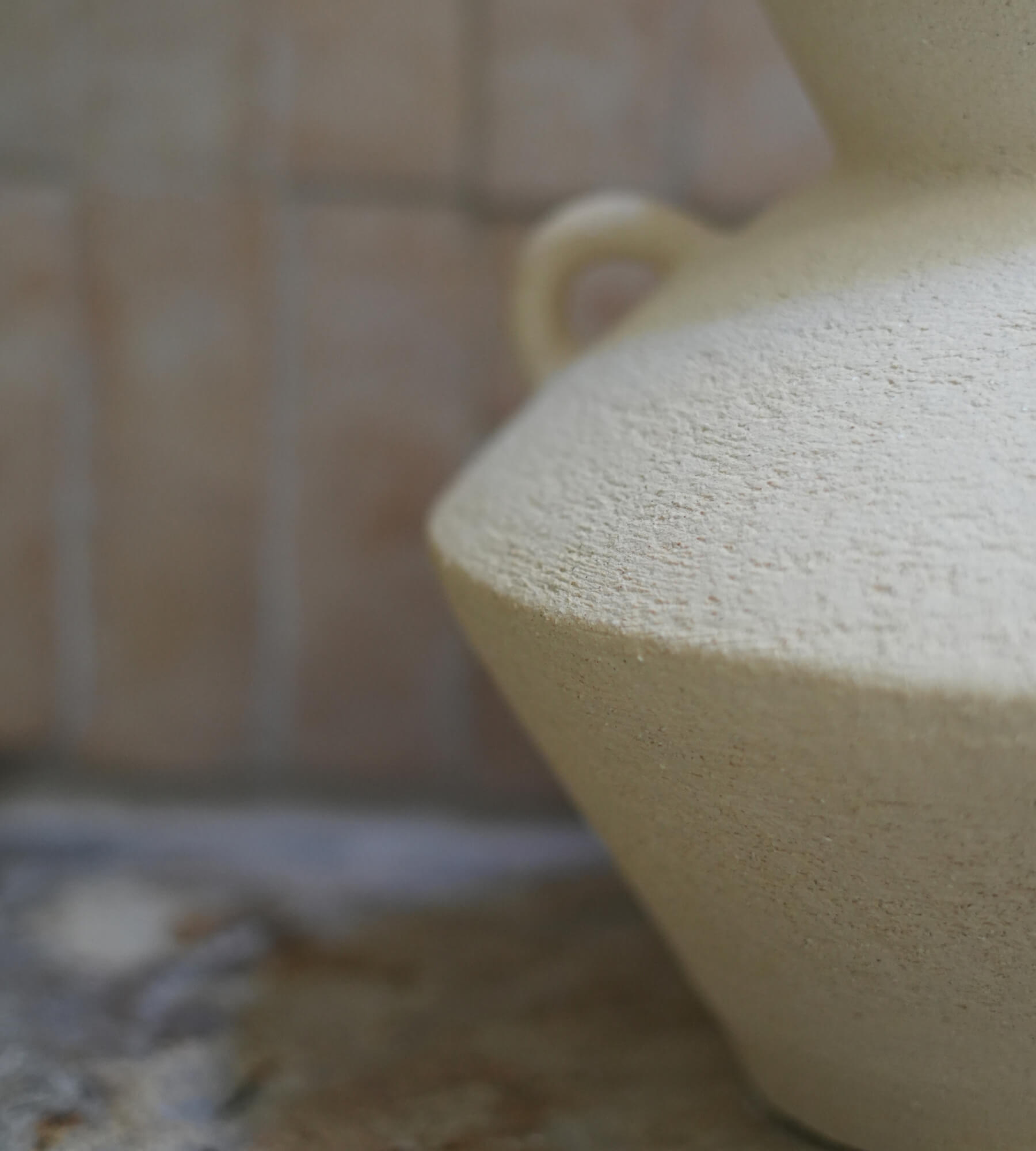 Céramique décorative MATERA, grès chamotté crème, fait main, zoom sur la texture 