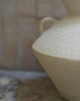 Céramique décorative MATERA, grès chamotté crème, fait main, zoom sur la texture 