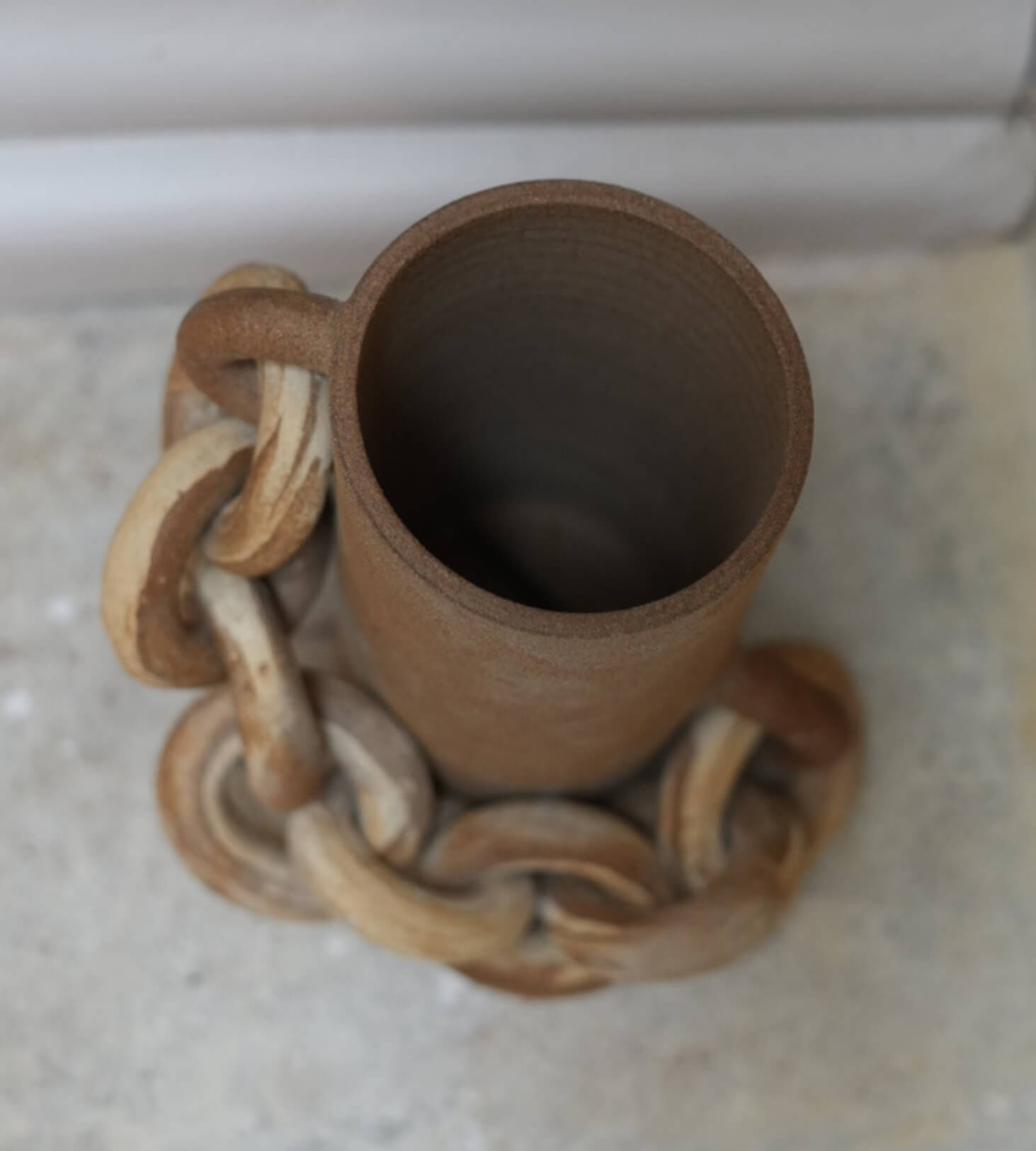 Vase décoratif en terres mêlées nériage grès chamotté crème et sable brun. Céramique artisanale façonnée à la main à Bordeaux. Vue du dessus