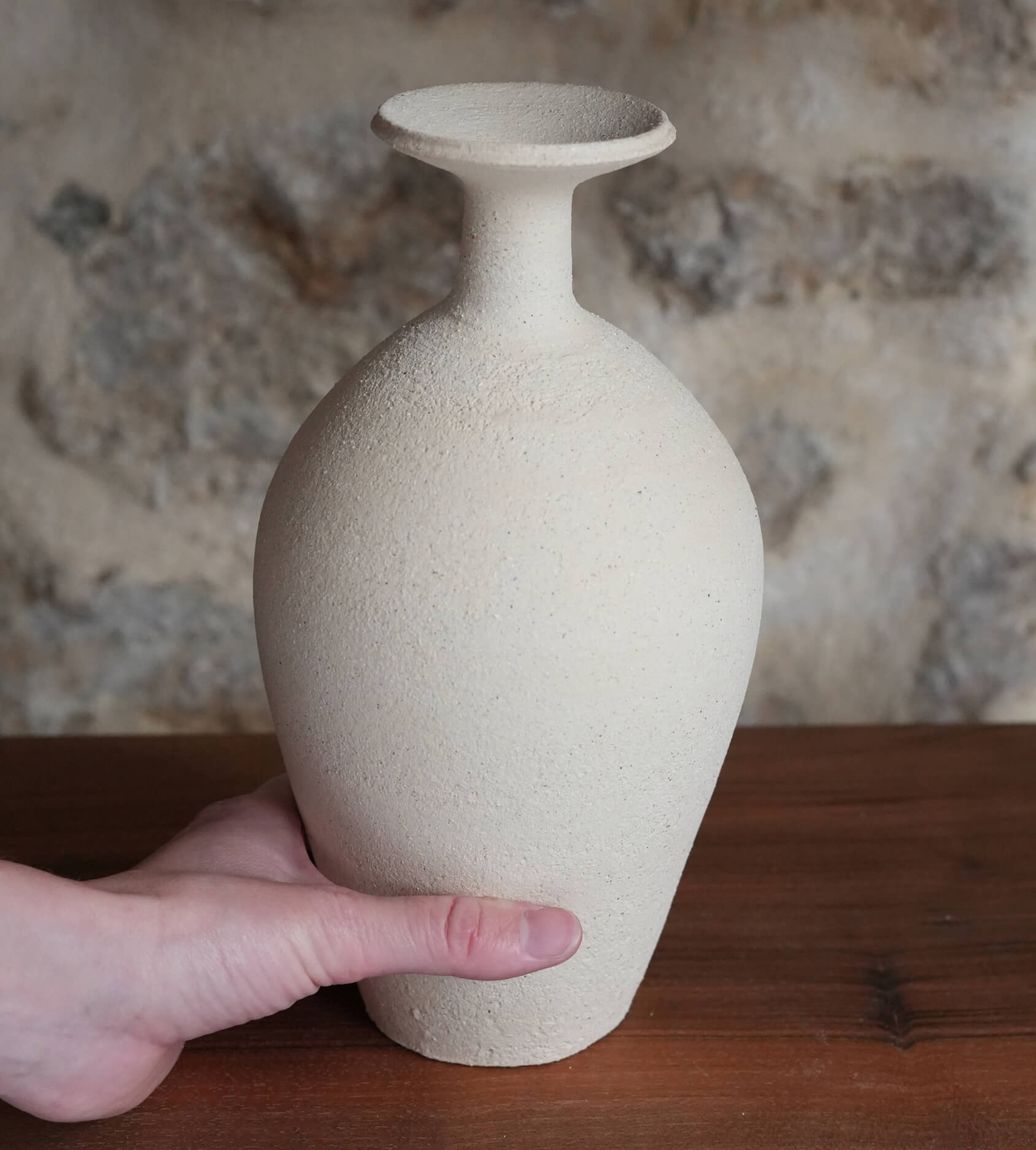 Vase décoratif NAIROBI grès chamotté, vue mains 