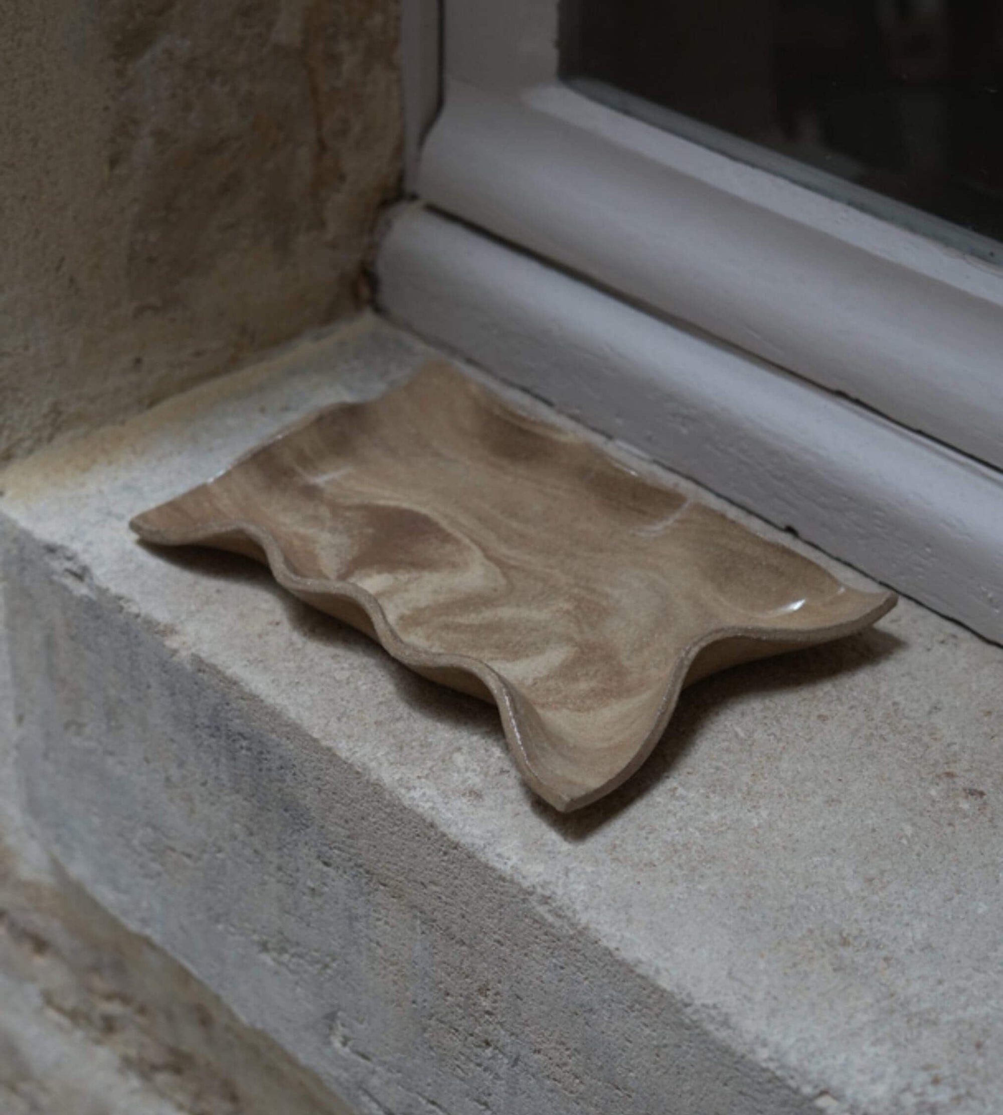 Plateau décoratif Ibiza en terres mêlées, nériage, grès chamottés crème et sable brun. Céramique artisanale façonnée à la main à Bordeaux.