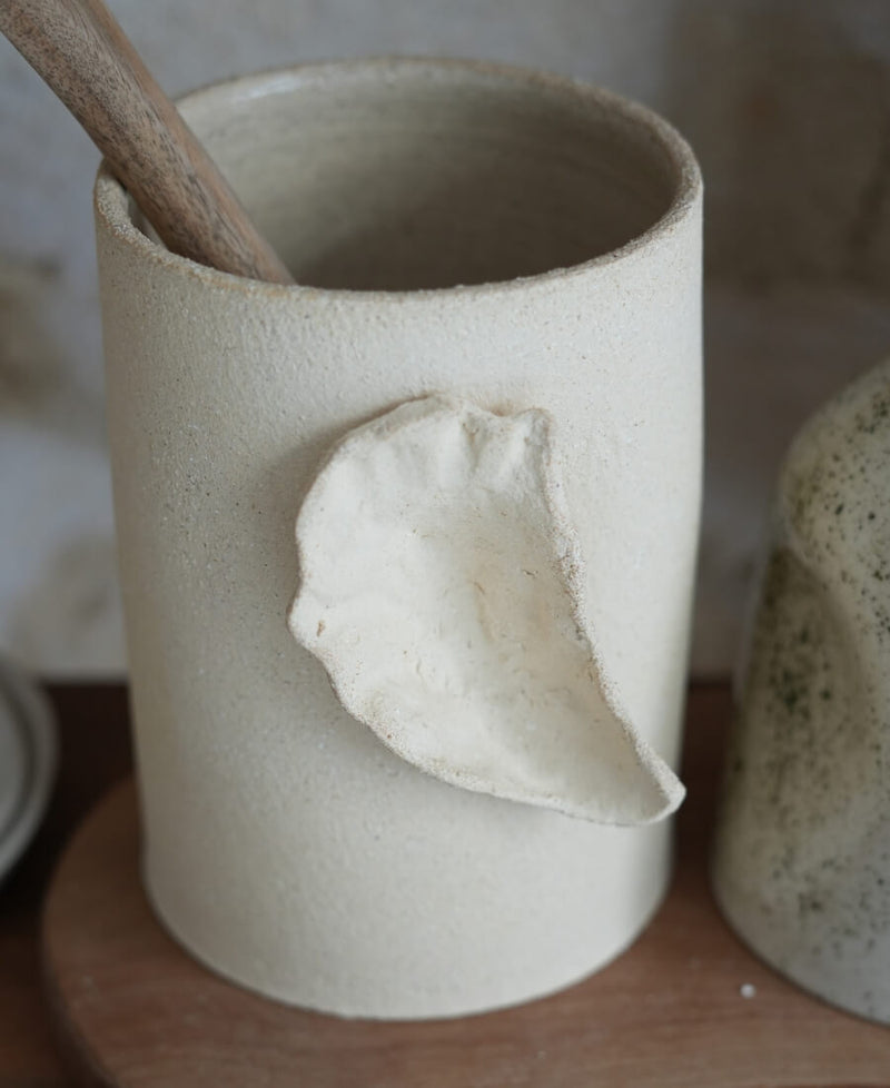 Pot à ustensiles en grès, huître modelée. Céramique artisanale, collection PYLA
