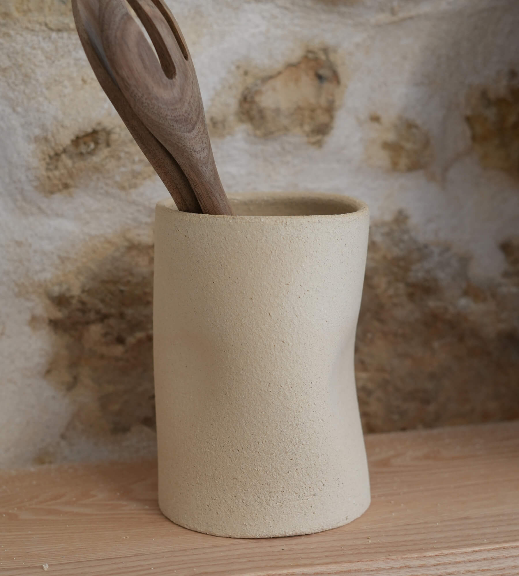 Pot à ustensiles MILAN grès chamotté crème, étagère bois 