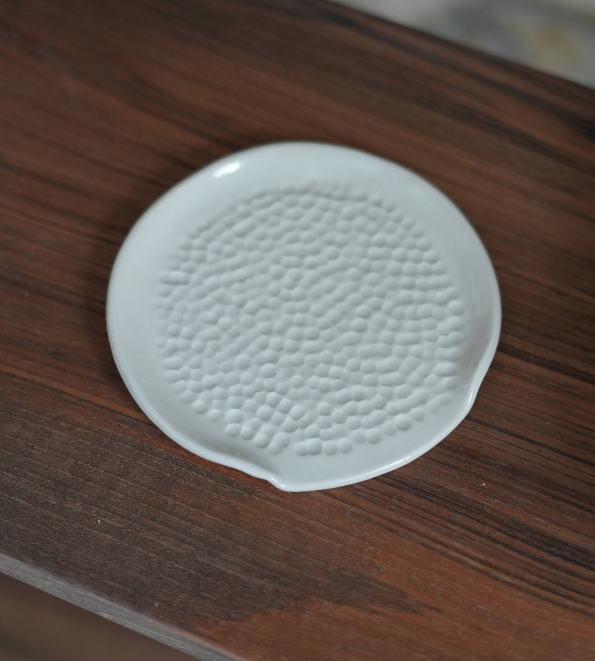 Repose cuillère PARME, effet martelé, grès beige émail transparent